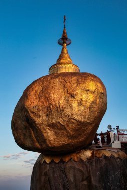 Kyaiktiyo Pagoda da Burma, Myanmar Altın Kaya olarak bilinen
