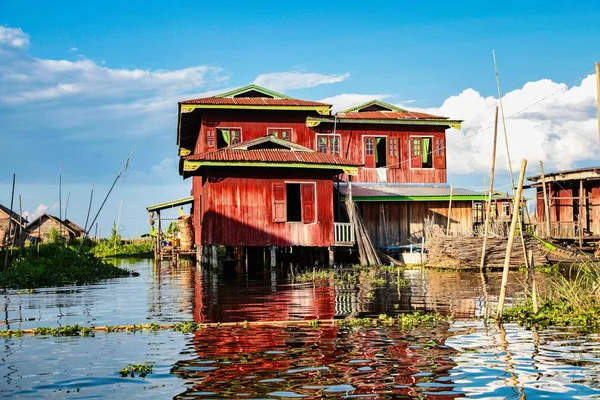 Case galleggianti in legno sul lago Inle a Shan, Myanmar — Foto Stock