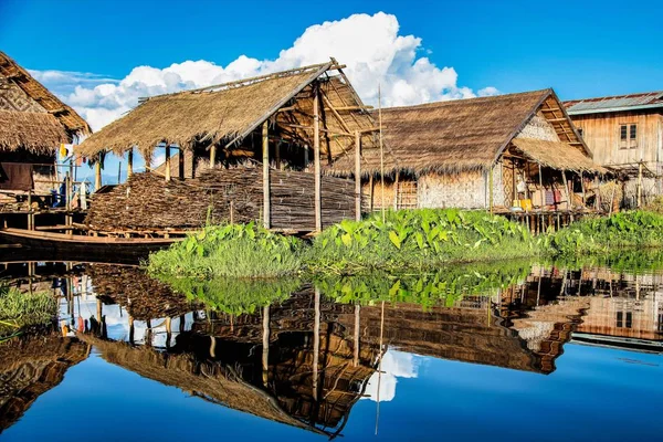 Case galleggianti in legno sul lago Inle a Shan, Myanmar — Foto Stock