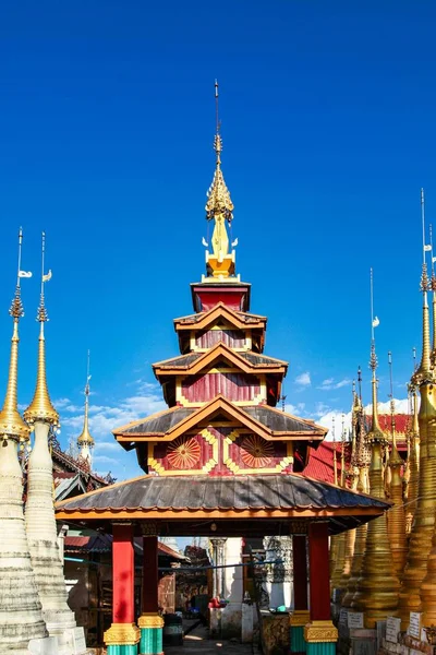 Shwe Indein Pagodas Indein köyünde, Myanmar — Stok fotoğraf