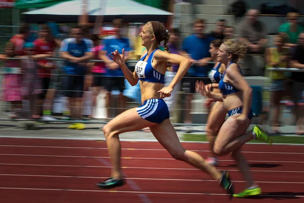 Ratisbona, Alemania - 16 de junio de 2018: campeonato de atletismo bávaro, carrera de 100 metros —  Fotos de Stock