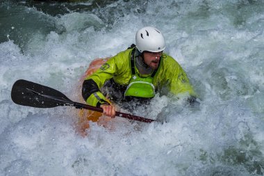 Augsburg, Almanya - 16 Haziran 2019: Augsburg'daki Eiskanal'da whitewater kayak, aşırı kano