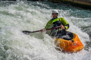 Augsburg, Almanya - 16 Haziran 2019: Augsburg'daki Eiskanal'da whitewater kayak, aşırı kano