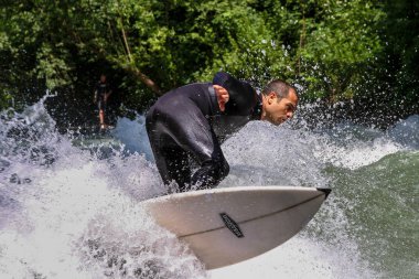 Münih, Almanya-Temmuz 13, 2019: şehir nehrinde sörfçü Eisbach denilen