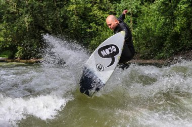 Münih, Almanya-Temmuz 13, 2019: şehir nehrinde sörfçü Eisbach denilen