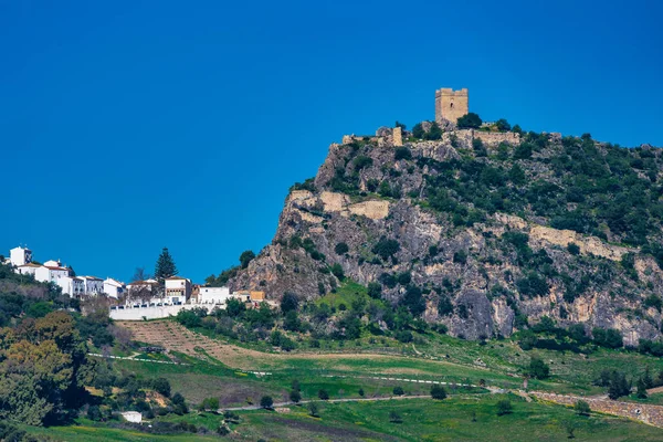 Zahara de la Sierra ligger i Sierra de Grazalema, Andalusien, Spanien. — Stockfoto
