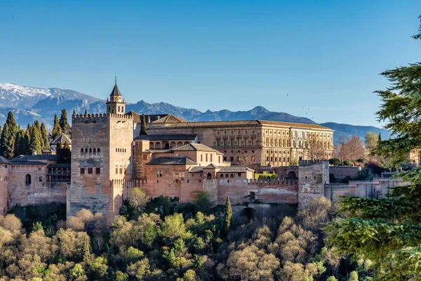 Granada'daki Alhambra Sarayı'nın görünümü, Avrupa'da İspanya