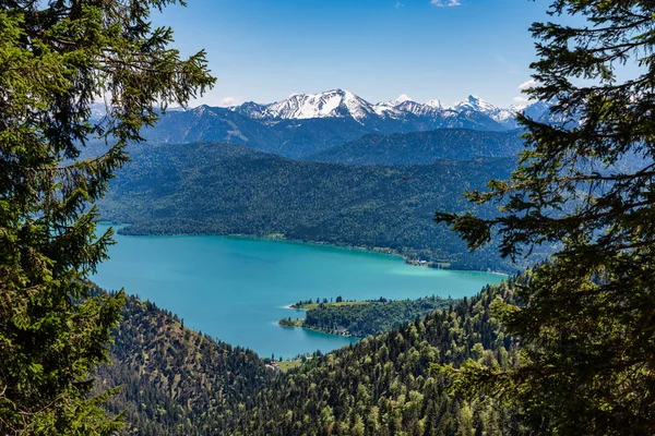 Uitzicht op het meer Walchensee in de Alpen van Beieren, Duitsland — Stockfoto