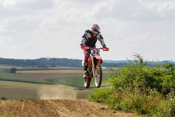 Wind berg, Duitsland-29 juni 2019: motorcross training in de wind berg — Stockfoto