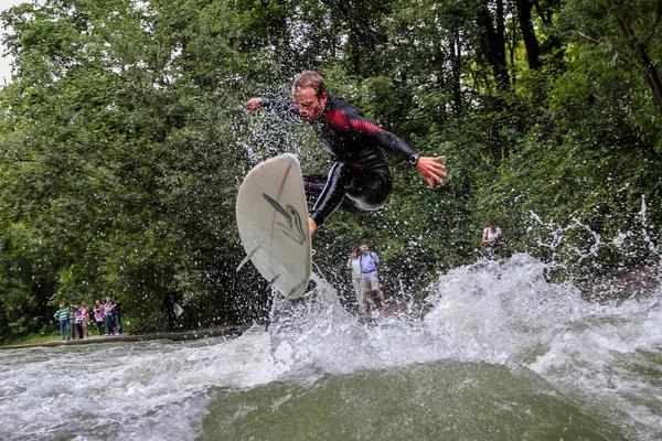 München, Németország-július 13, 2019: Surfer in the City River nevű Eisbach — Stock Fotó