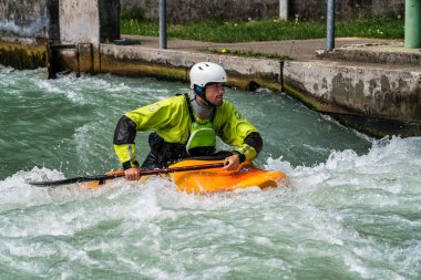 Augsburg, Almanya-16 Haziran 2019: Augsburg 'daki Eiskanal 'da Whitewater Kano
