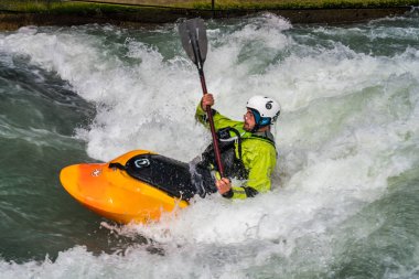 Augsburg, Almanya-16 Haziran 2019: Augsburg 'daki Eiskanal 'da Whitewater Kano