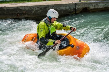 Augsburg, Almanya-16 Haziran 2019: Augsburg 'daki Eiskanal 'da Whitewater Kano