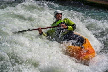 Augsburg, Almanya-16 Haziran 2019: Augsburg 'daki Eiskanal 'da Whitewater Kano