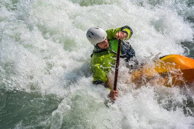 Augsburg, Almanya-16 Haziran 2019: Augsburg 'daki Eiskanal 'da Whitewater Kano