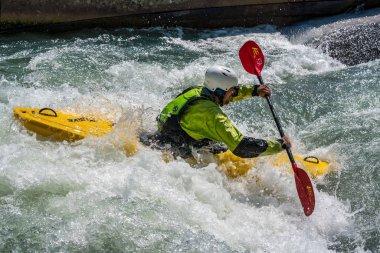 Augsburg, Almanya-16 Haziran 2019: Augsburg 'daki Eiskanal 'da Whitewater Kano