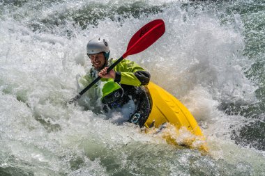 Augsburg, Almanya-16 Haziran 2019: Augsburg 'daki Eiskanal 'da Whitewater Kano