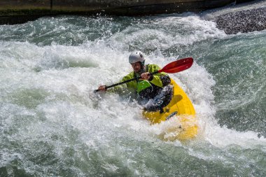Augsburg, Almanya-16 Haziran 2019: Augsburg 'daki Eiskanal 'da Whitewater Kano