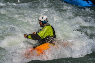 Augsburg, Almanya-16 Haziran 2019: Augsburg 'daki Eiskanal 'da Whitewater Kano