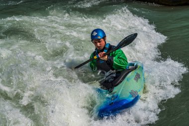 Augsburg, Almanya-16 Haziran 2019: Augsburg 'daki Eiskanal 'da Whitewater Kano