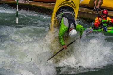 Augsburg, Almanya-16 Haziran 2019: Augsburg 'daki Eiskanal 'da Whitewater Kano