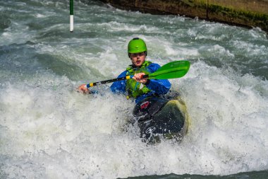 Augsburg, Almanya-16 Haziran 2019: Augsburg 'daki Eiskanal 'da Whitewater Kano