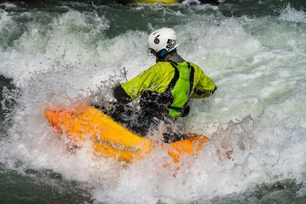 Augusta, Germania - 16 giugno 2019: kayak Whitewater sull'Eiskanal ad Augusta — Foto Stock