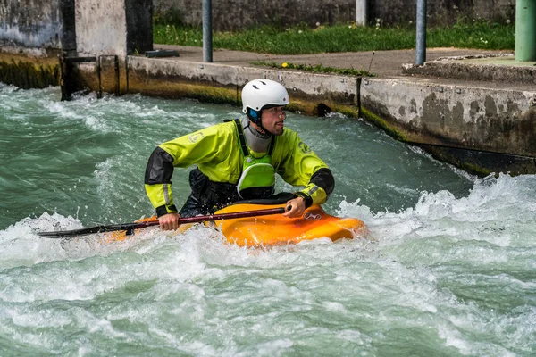 Augsburgo, Alemania - 16 de junio de 2019: Kayak de aguas bravas en el Eiskanal en Augsburgo —  Fotos de Stock