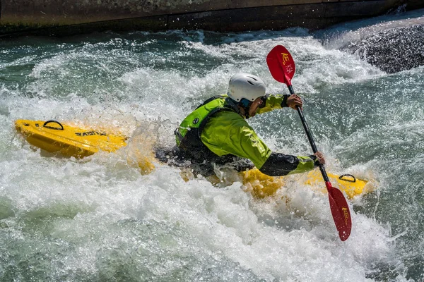 Augusta, Germania - 16 giugno 2019: kayak Whitewater sull'Eiskanal ad Augusta — Foto Stock