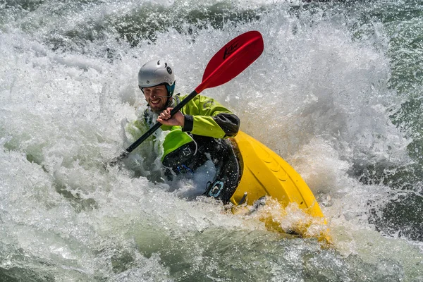 Augsburg, Tyskland-16 juni 2019: Whitewater kajakpaddling på Eiskanal i Augsburg — Stockfoto