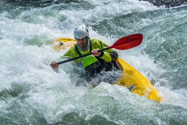 Augsburg, Németország-június 16, 2019: Whitewater kajakozás az Eiskanal Augsburgban — Stock Fotó