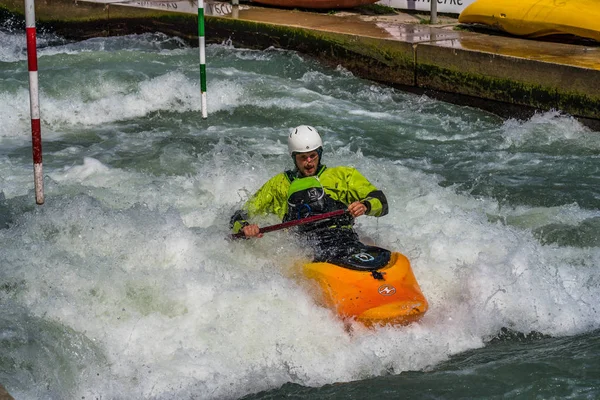 Augsburg, Almanya-16 Haziran 2019: Augsburg 'daki Eiskanal 'da Whitewater Kano