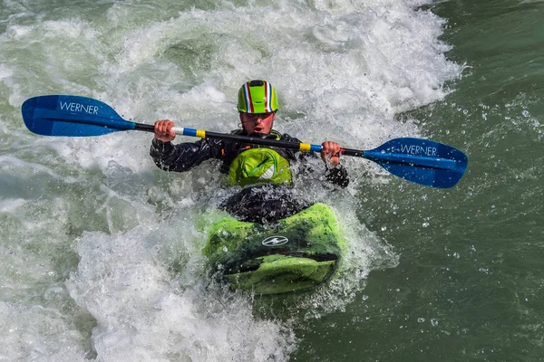 Augsburg, Německo-16. červen 2019: Whitewater na kajaku na Eiskantu v Augsburgu — Stock fotografie