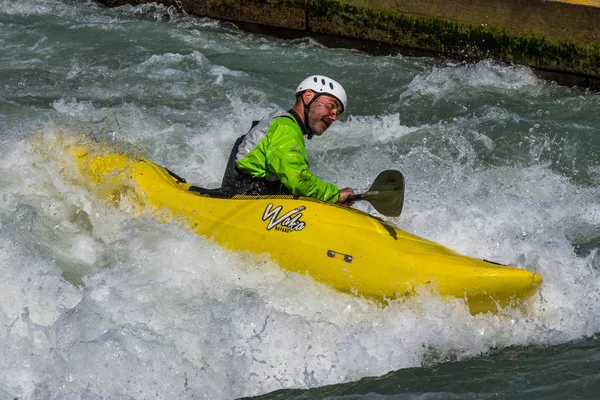 Augsburgo, Alemania - 16 de junio de 2019: Kayak de aguas bravas en el Eiskanal en Augsburgo —  Fotos de Stock