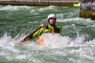 Augsburg, Almanya-16 Haziran 2019: Augsburg 'daki Eiskanal 'da Whitewater Kano