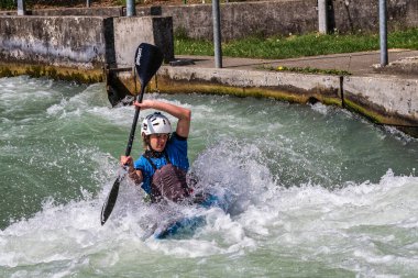 Augsburg, Almanya-16 Haziran 2019: Augsburg 'daki Eiskanal 'da Whitewater Kano