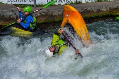 Augsburg, Almanya-16 Haziran 2019: Augsburg 'daki Eiskanal 'da Whitewater Kano