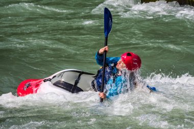 Augsburg, Almanya-16 Haziran 2019: Augsburg 'daki Eiskanal 'da Whitewater Kano