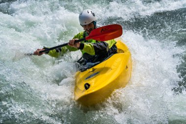 Augsburg, Almanya-16 Haziran 2019: Augsburg 'daki Eiskanal 'da Whitewater Kano