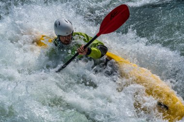 Augsburg, Almanya-16 Haziran 2019: Augsburg 'daki Eiskanal 'da Whitewater Kano