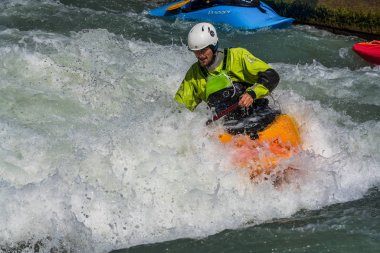 Augsburg, Almanya-16 Haziran 2019: Augsburg 'daki Eiskanal 'da Whitewater Kano