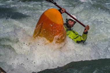 Augsburg, Almanya-16 Haziran 2019: Augsburg 'daki Eiskanal 'da Whitewater Kano