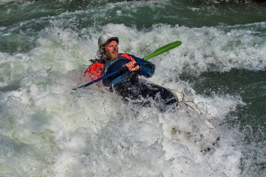 Augsburg, Almanya-16 Haziran 2019: Augsburg 'daki Eiskanal 'da Whitewater Kano