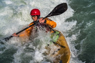Augsburg, Almanya-16 Haziran 2019: Augsburg 'daki Eiskanal 'da Whitewater Kano