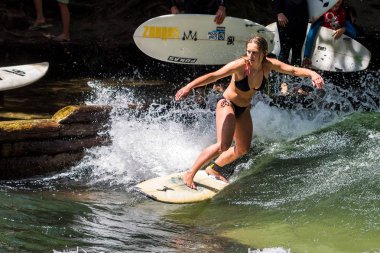 Münih, Almanya-Temmuz 13, 2019: şehir nehrinde sörfçü Eisbach denilen