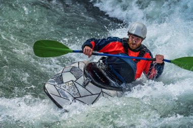 Augsburg, Almanya-16 Haziran 2019: Augsburg 'daki Eiskanal 'da Whitewater Kano
