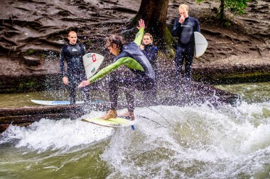 Münih, Almanya-Temmuz 13, 2019: şehir nehrinde sörfçü Eisbach denilen