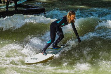 Münih, Almanya-Temmuz 13, 2019: şehir nehrinde sörfçü Eisbach denilen