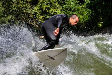 Münih, Almanya-Temmuz 13, 2019: şehir nehrinde sörfçü Eisbach denilen