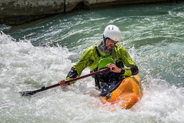 Augsburg, Německo-16. červen 2019: Whitewater na kajaku na Eiskantu v Augsburgu — Stock fotografie